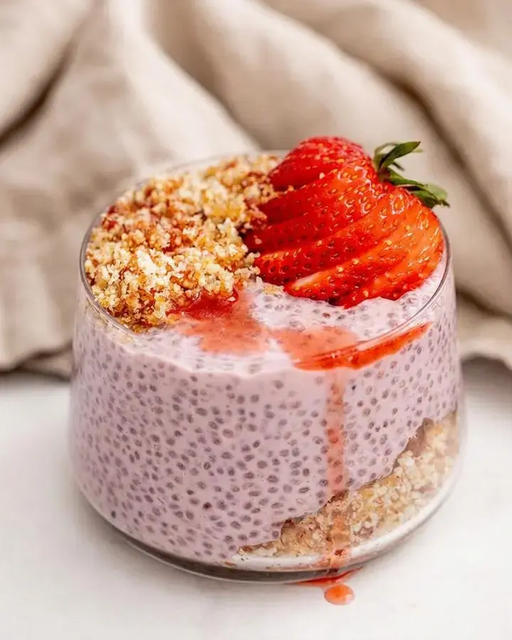 Strawberry Crumble Chia Pudding